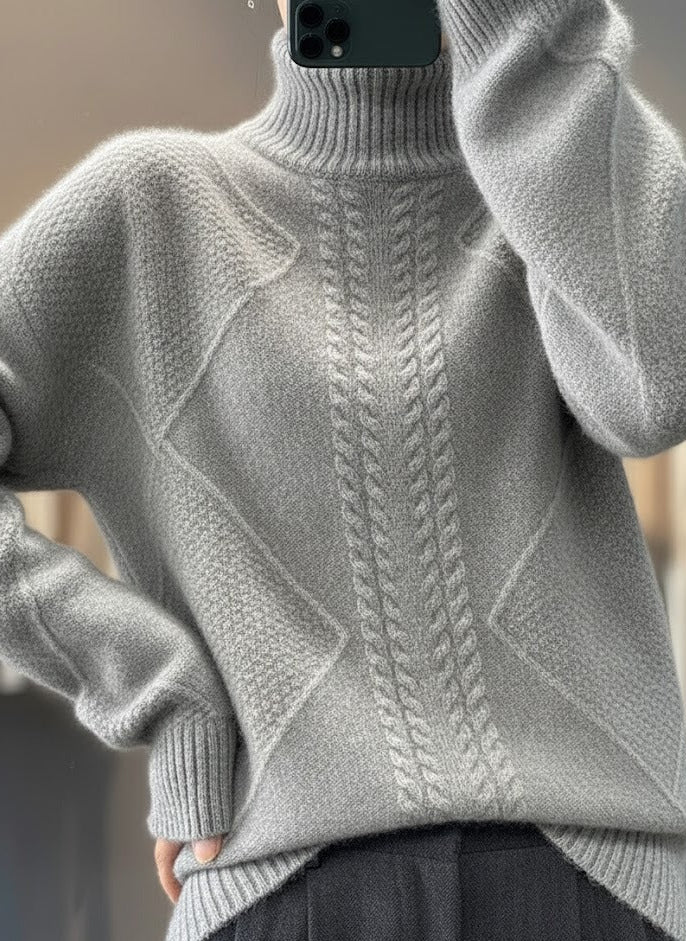 Chique dames coltrui met hoge col en trendy kabelpatroon voor een elegante en warme uitstraling.