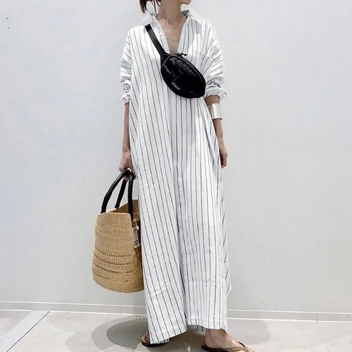 Elegant en comfortabel: deze gestreepte maxi damesjurk is de perfecte zomerse aanvulling op je garderobe.