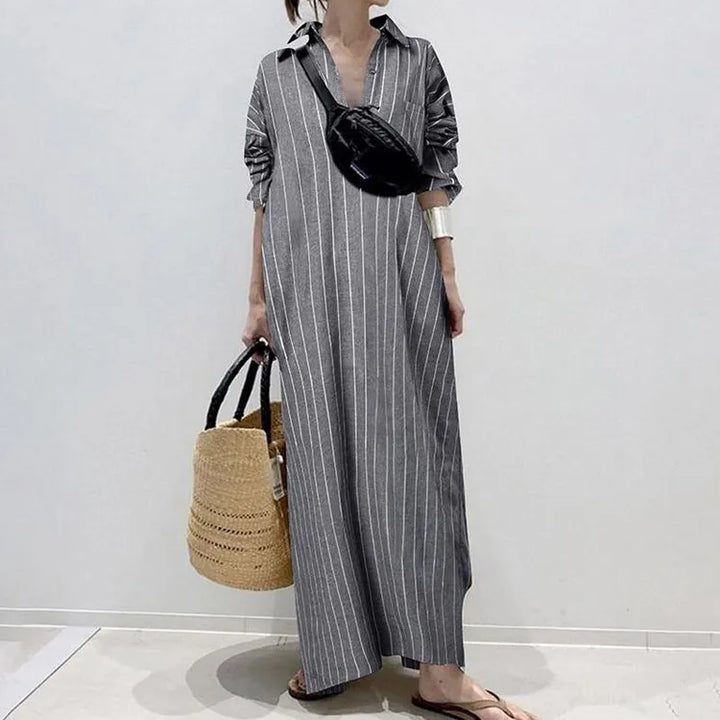 Gestreepte dames maxi jurk, ideaal als comfortabele zomerjurk met een vleugje vintage charme.