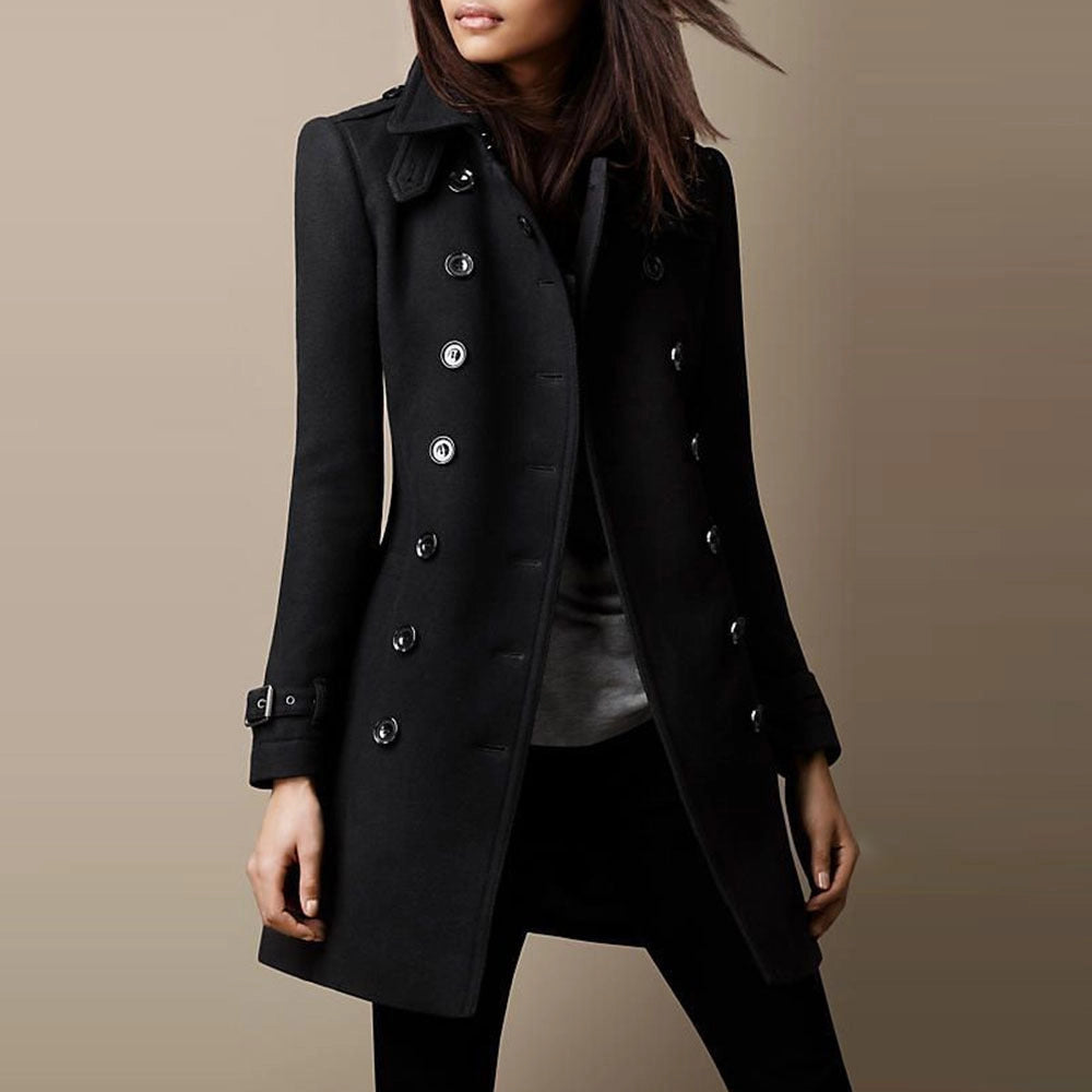 Klassieke getailleerde dames trenchcoat. Elegante lange jas met dubbele knoopsluiting, ideaal voor elk seizoen.