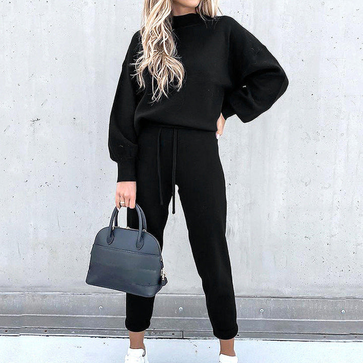 Ontspannen damesmode: tweedelig huispak met comfortabele rollkraag en hoge taille pasvorm.