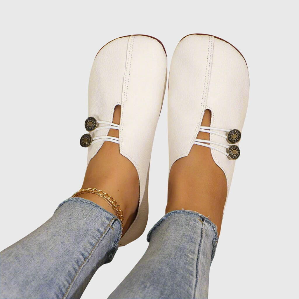 Witte dames instap schoenen met decoratieve knopen aan de voet