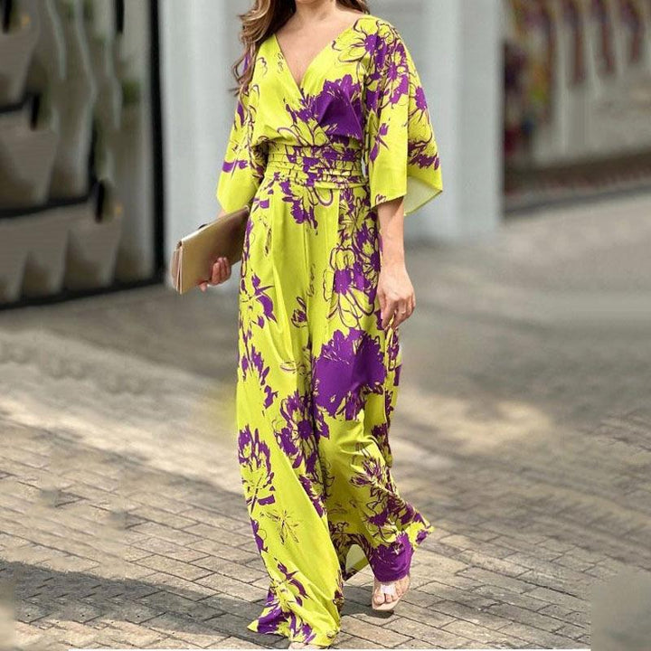 Detail van de dames jumpsuit: bloemenprint, hoge taille en wijde pijpen, accentueert de taille voor een modieuze look.