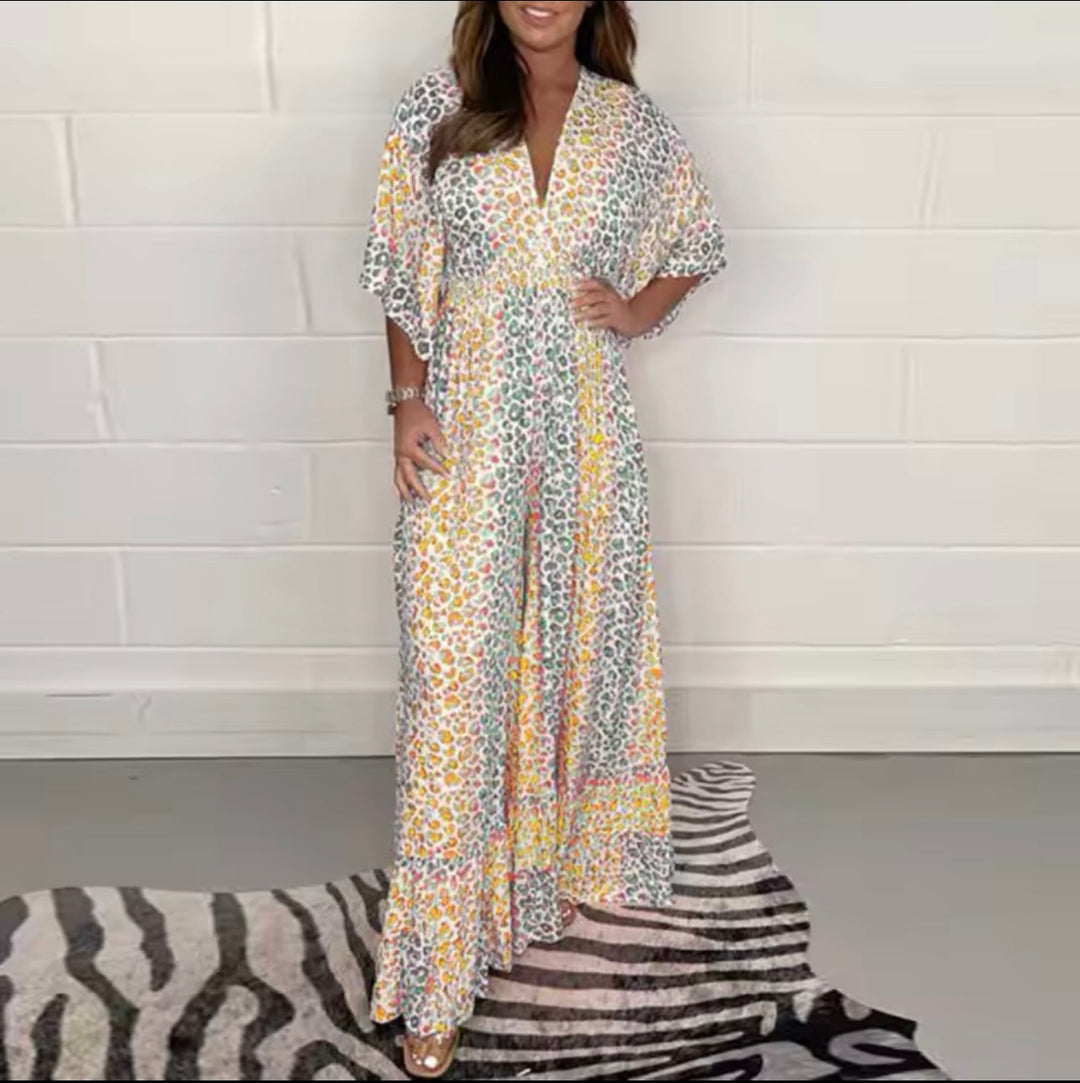 Elegante dames jumpsuit, modieuze luipaardprint en V-hals. Een stijlvolle keuze voor zomerkleding.