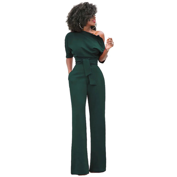 Dames jumpsuit met open schouder en strikband; elegant en modieus voor zomerse avonden.
