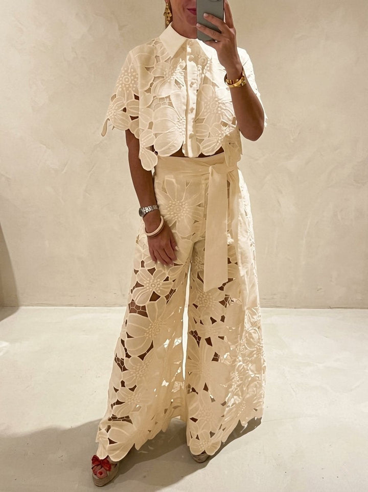 Elegante dames set in kant getoond vanaf de achterkant met mooie pasvorm