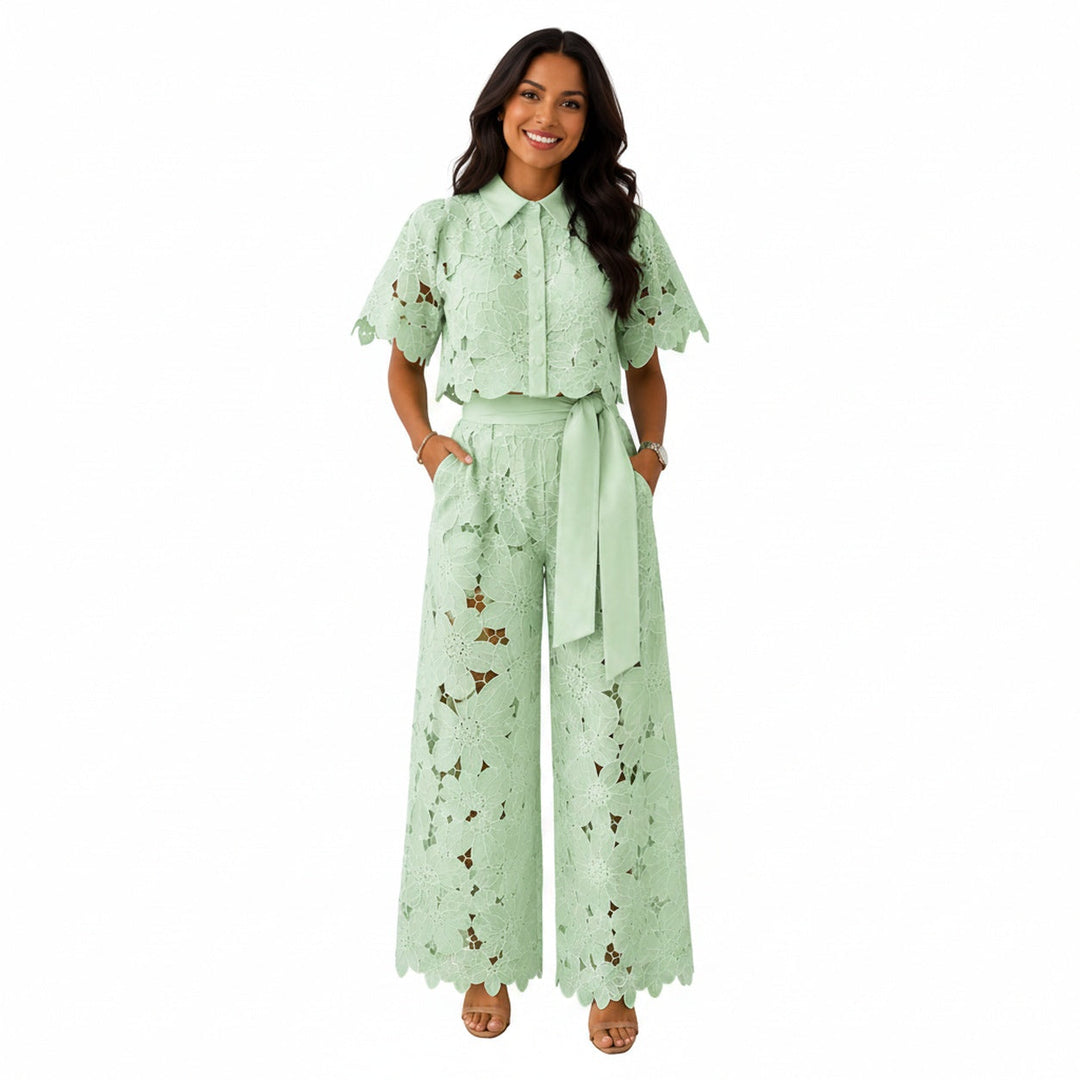 Model draagt een lichtgroene kanten crop top en wijde broek set met strikceintuur.