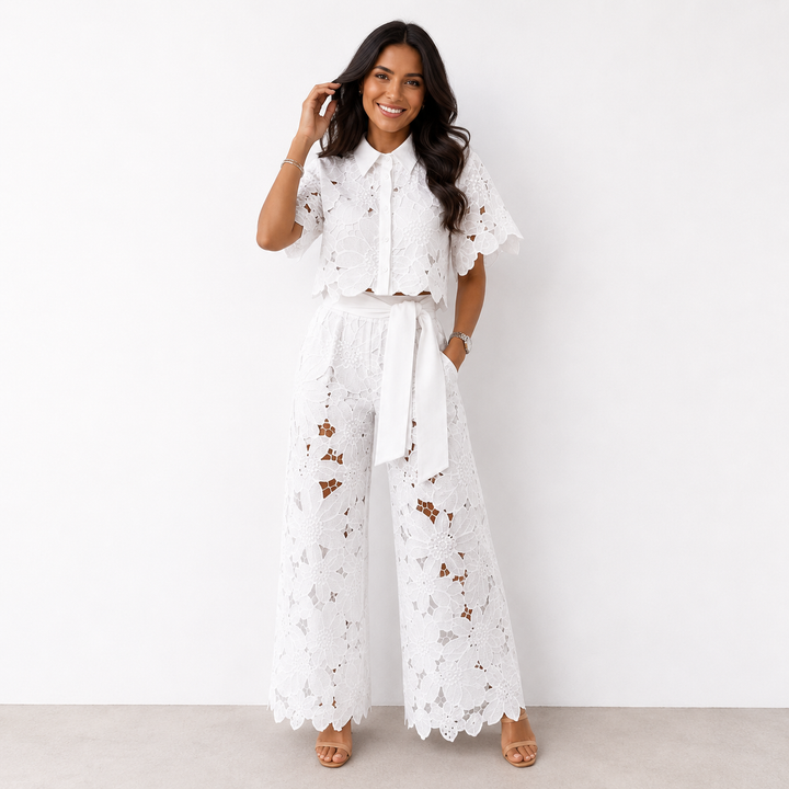 Dames kanten crop top en wijde broek set detail van de elegante strikceintuur