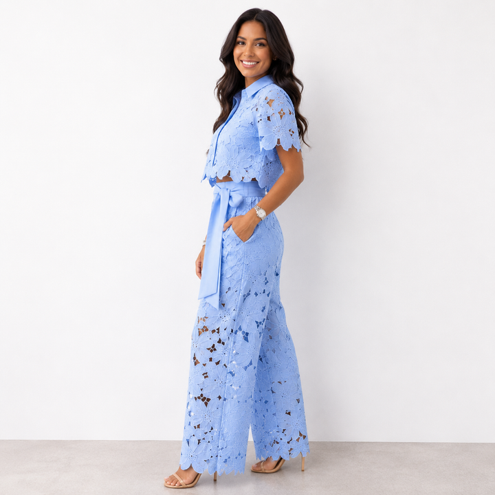 Aantrekkelijke kanten set met wijde broek en crop top voor warme zomerdagen