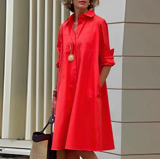 Veelzijdig dames overhemd in wit, losjes gedragen voor casual elegantie, perfect voor dagelijkse damesmode.
