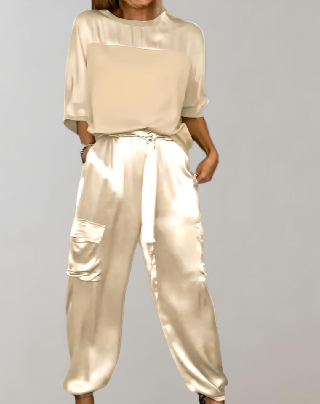 Trendy dames 3/4 mouw shirt en praktische cargo broek als complete set.