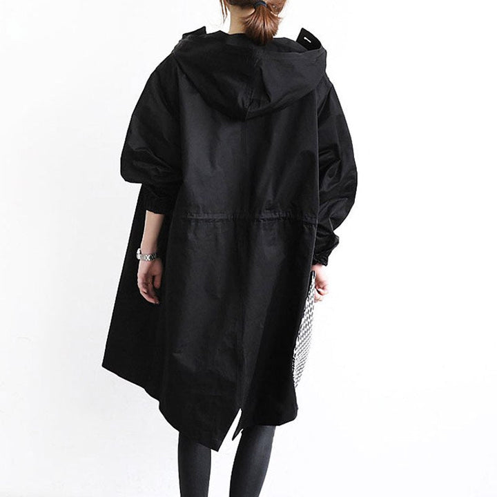 Trendy lange dames winterjas met capuchon. Deze comfortabele bovenkleding is ideaal als stijlvolle jas voor casual dagen.