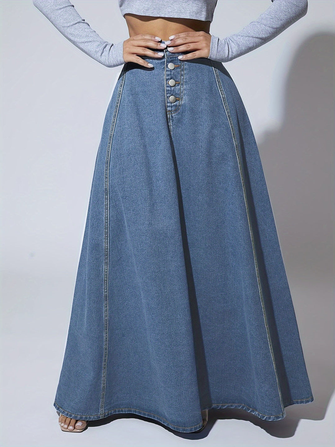 Lange uitlopende damesrok met hoge taille in een frisse lichtblauwe kleur. Ideaal voor zomerse dagen.