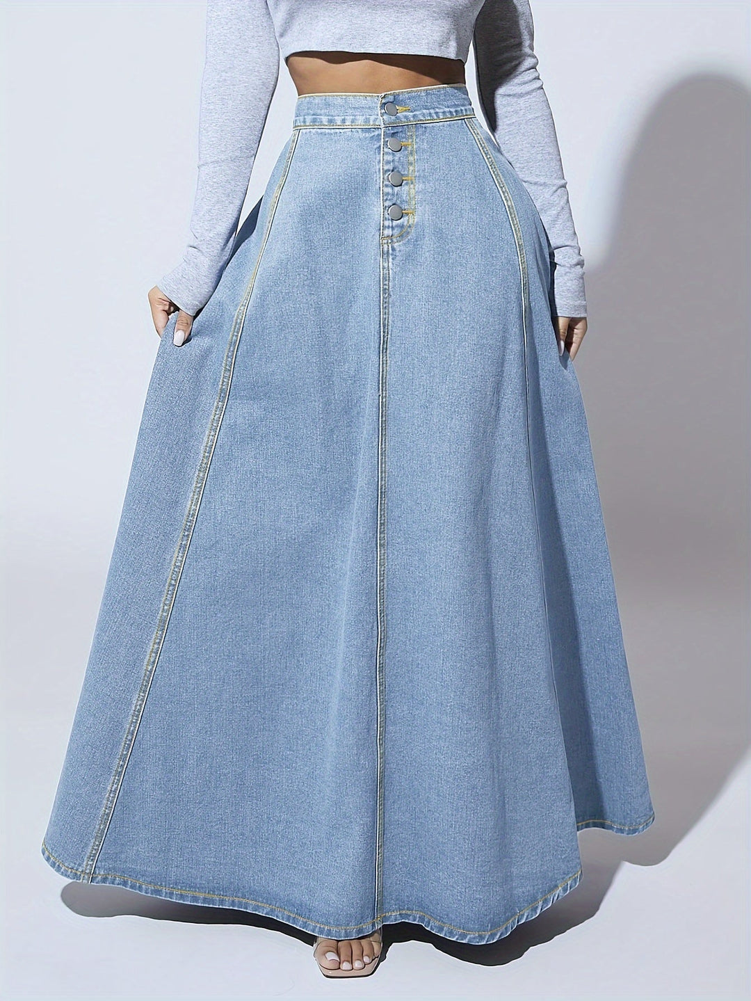 Zomerse lichtblauwe maxi rok voor dames. Hoge taille, uitlopend model. Perfect voor een comfortabele en chique stijl.
