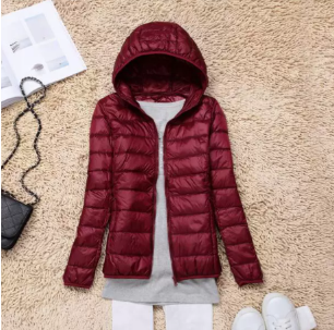 Stijlvolle dames puffer jacket in diep wijnrood met capuchon, perfect voor dagelijkse warmte.