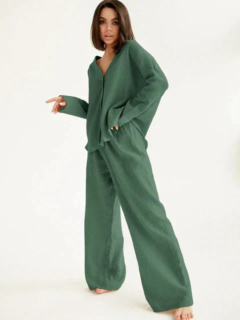Comfortabele relax kleding set voor dames, bestaande uit oversized overhemd en soepele broek.