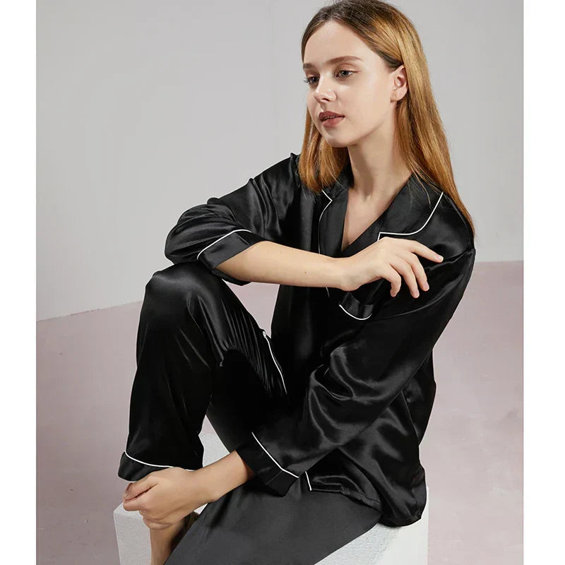 Vrouw draagt luxe dames pyjamaset, elegant en comfortabel in een ontspannen setting.