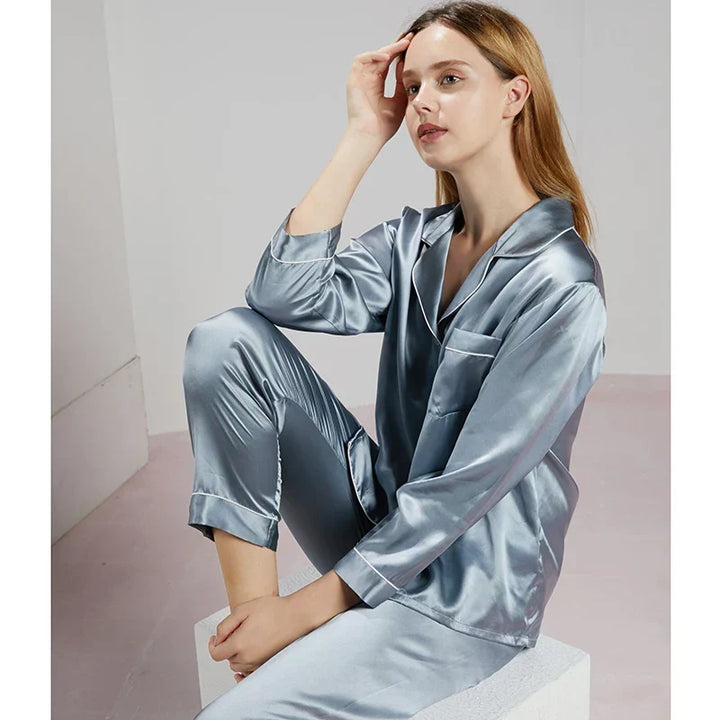 Geniet van luxe comfort met deze ademende damespyjama set, perfect voor heerlijke nachten.