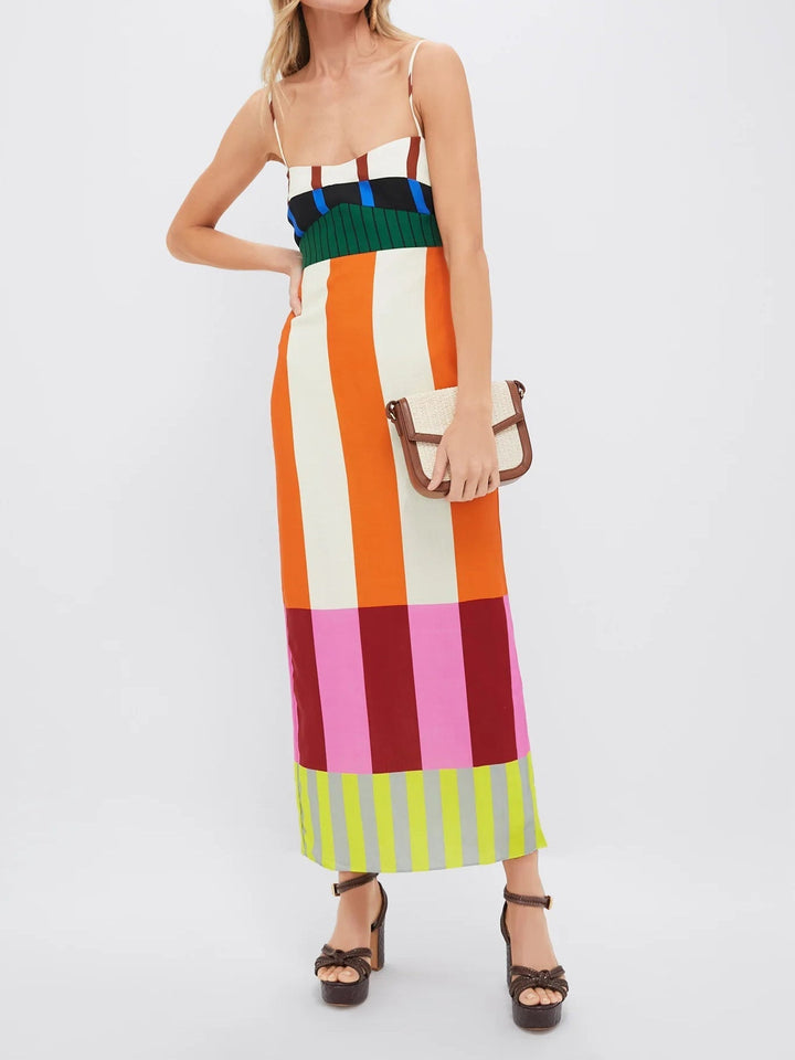 Casual zomerjurk voor dames met spaghettibandjes en trendy oranje-roze kleurblokken streepprint.