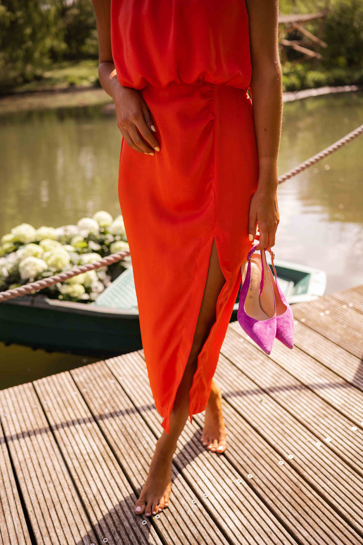 Modieuze mouwloze midijurk voor dames in rood of geel, met elegante halskraag en beenslip.