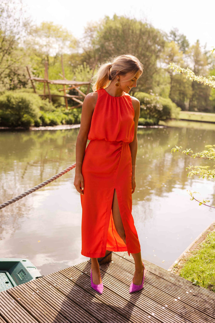 Moderne mouwloze feestjurk: getailleerde midijurk voor dames met elegante halskraag en beenslip.