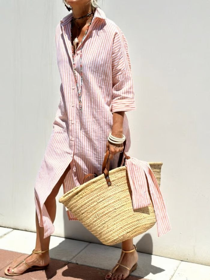Zomerse roze dames jurk 'Vivienne' met midi lengte en stijlvolle knopen.
