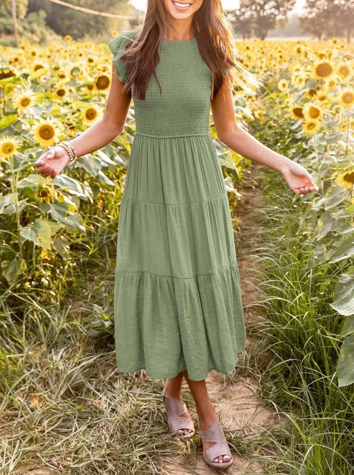 Feestelijke midi jurk met vlindermouwen voor dames, een elegante en vrouwelijke keuze.