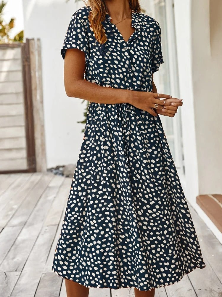 Trendy dames zomerjurk, midi lengte, korte mouwen, voor een chique en relaxte uitstraling.