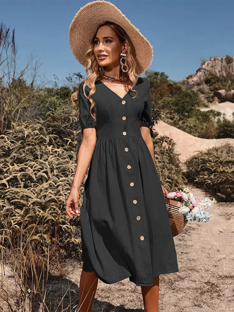 Elegante dames zomerjurk, midi lengte, met knoopsluiting. Perfect voor casual lentemode.