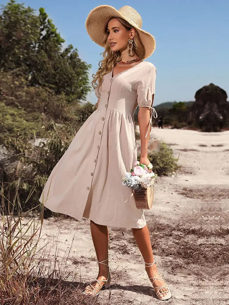 Zomerse damesjurk met knoopsluiting en midi lengte. Comfortabel en elegant, ideaal voor warme dagen.