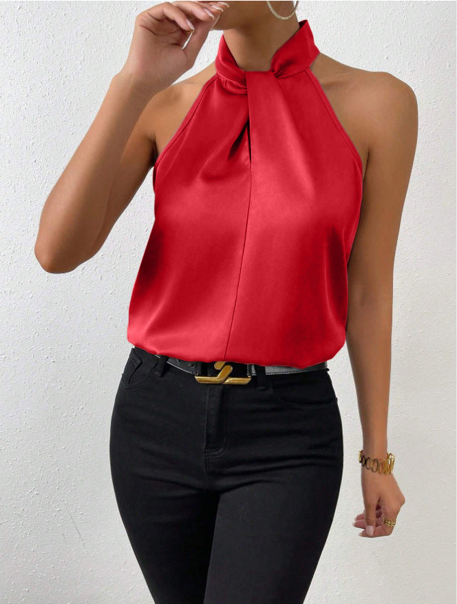 Elegante dames haltertop met knoop en vloeiende stof, ideaal voor zomer en uitgaan.