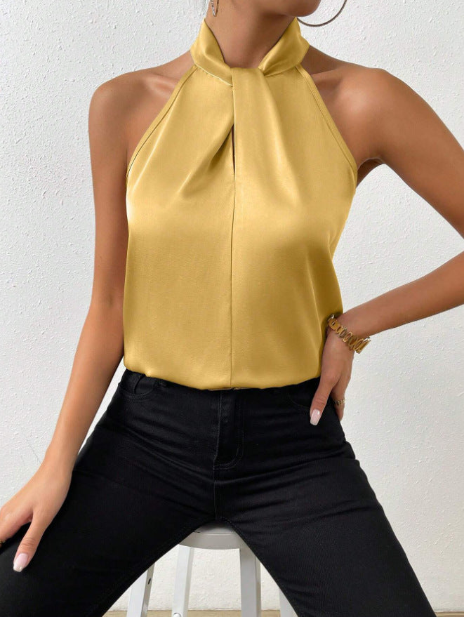 Mouwloze zomertop met knoopdetail, perfect voor een elegante kantooroutfit. Vloeiend.