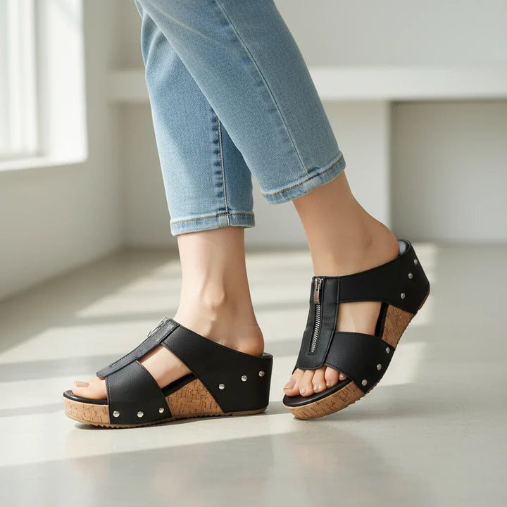 Comfortabele bruine orthopedische dames sandalen met sleehak. Ideaal voor een stijlvolle zomerlook en voetondersteuning.