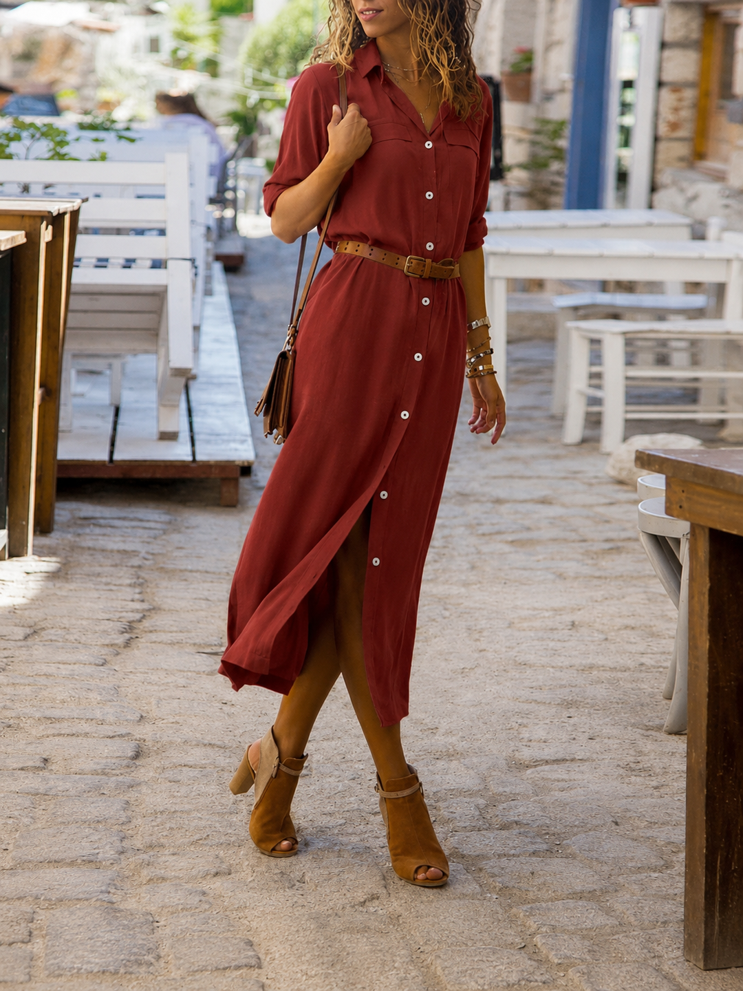 Veelzijdige midi overhemdjurk voor dames met riem, ideaal als casual of elegante zomerjurk.