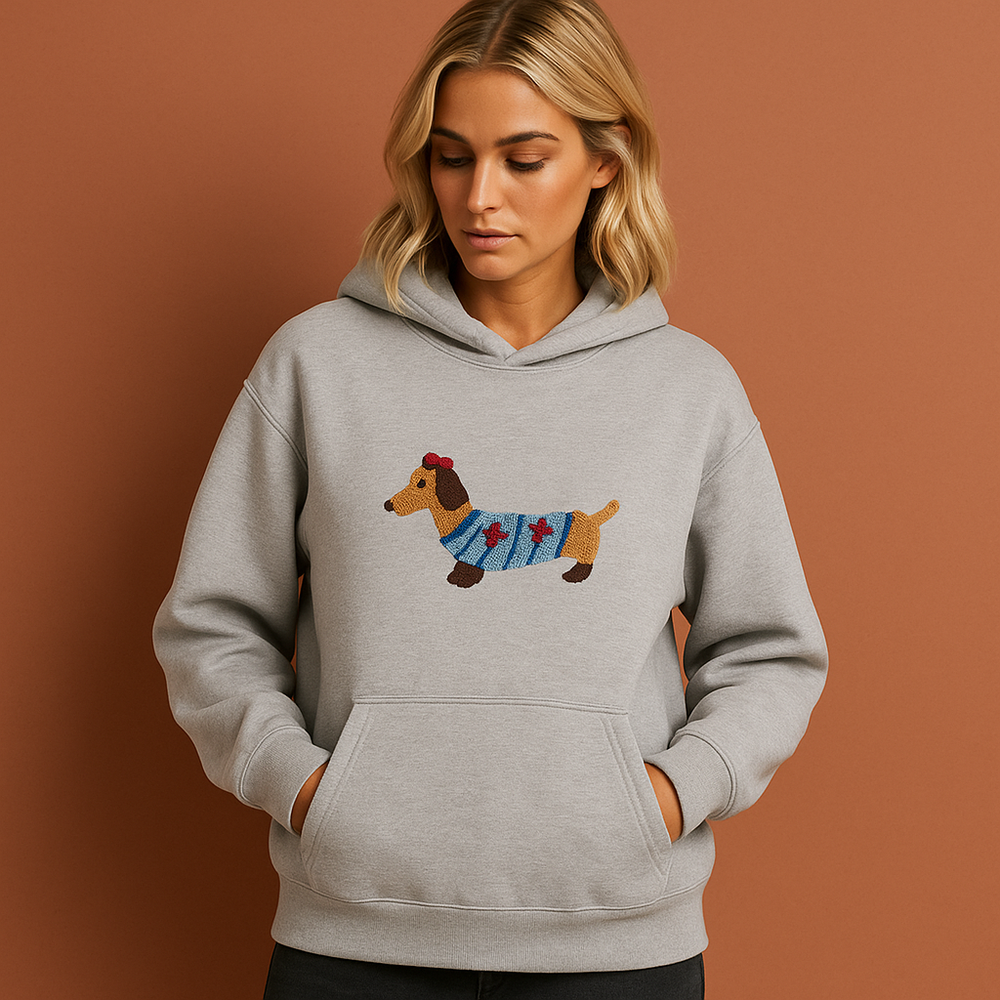 Casual dames streetwear hoodie, oversized pasvorm, met unieke geborduurde teckel en handige kangoeroezak. Heerlijk warm.