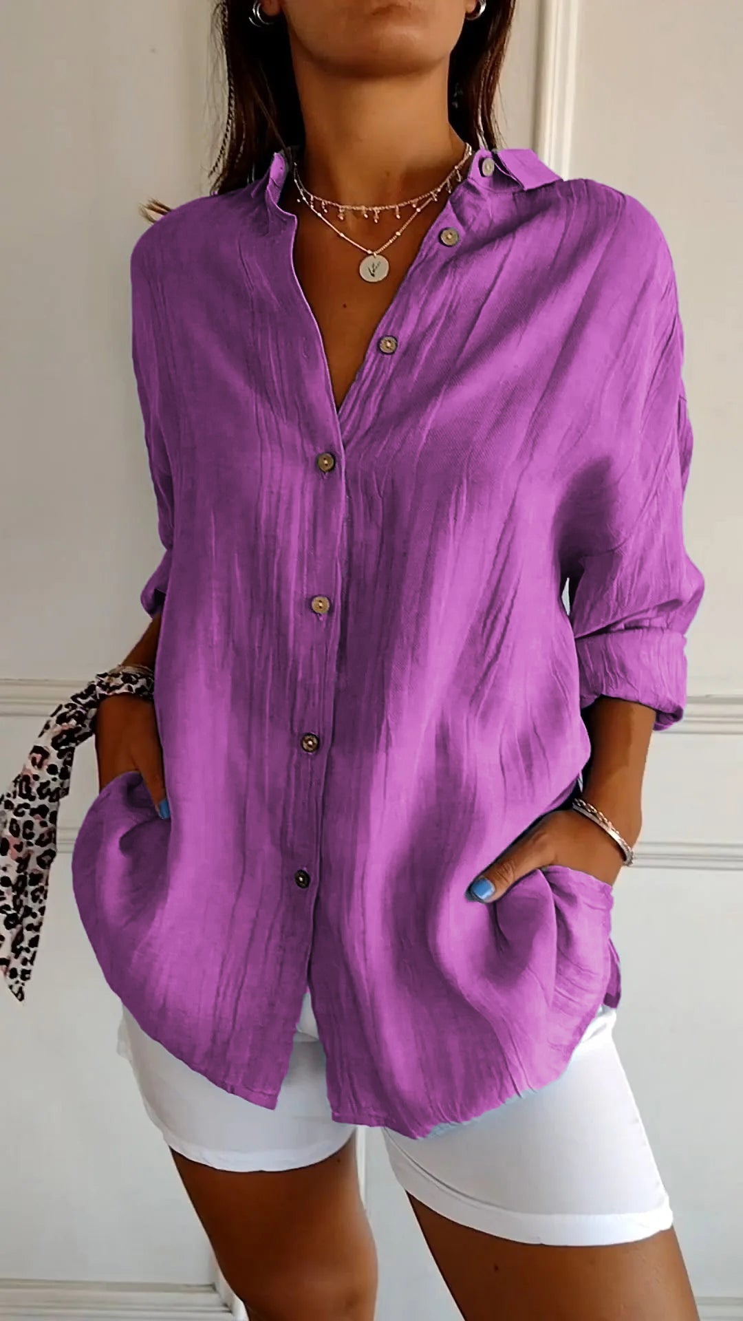 Dames oversized casual shirt met lange mouwen en praktische zijzakken. Comfortabele pasvorm.