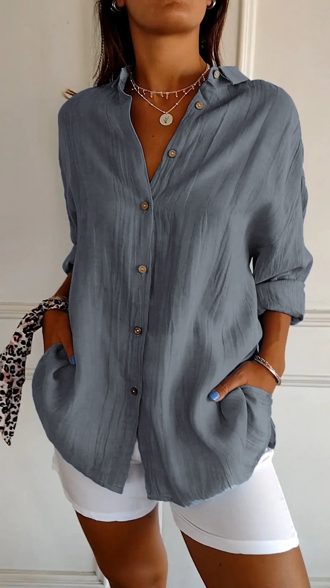 Trendy dames oversized shirt met lange mouwen, zijzakken en knoopsluiting. Losvallende blouse.
