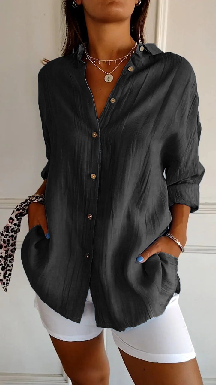 Comfortabel en veelzijdig dames oversized shirt met lange mouwen en zijzakken. Lentemode.
