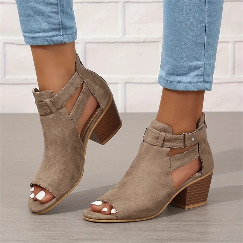 Stijlvolle grijze dames peep toe enkellaarsjes met blokhak en gespdetail gedragen bij jeans.