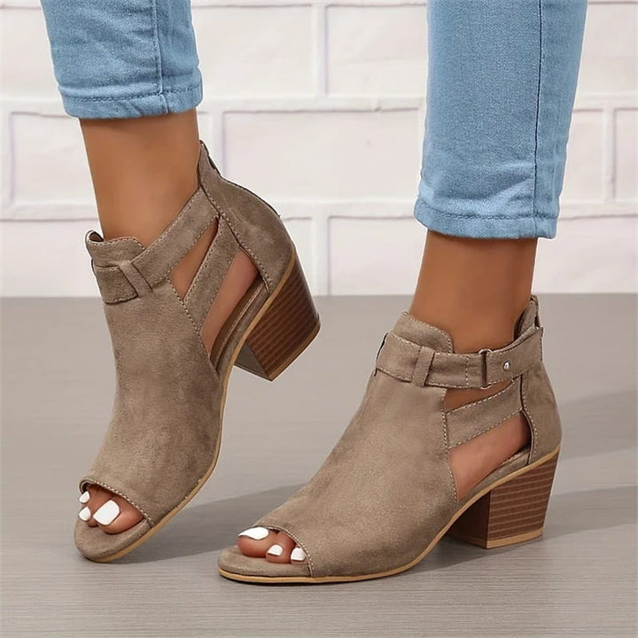 Stijlvolle grijze dames peep toe enkellaarsjes met blokhak en gespdetail gedragen bij jeans.