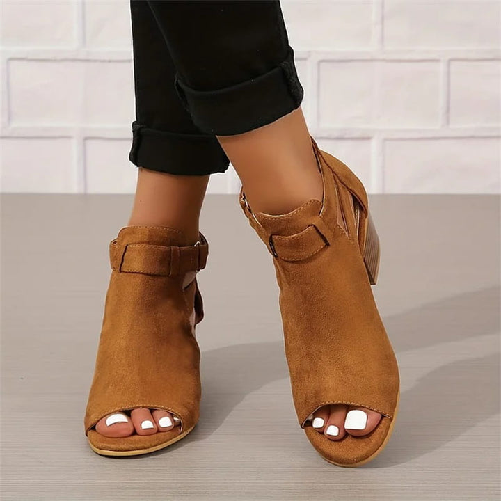 Vrouwelijke schoenen met open neus en stabiele blokhak close-up