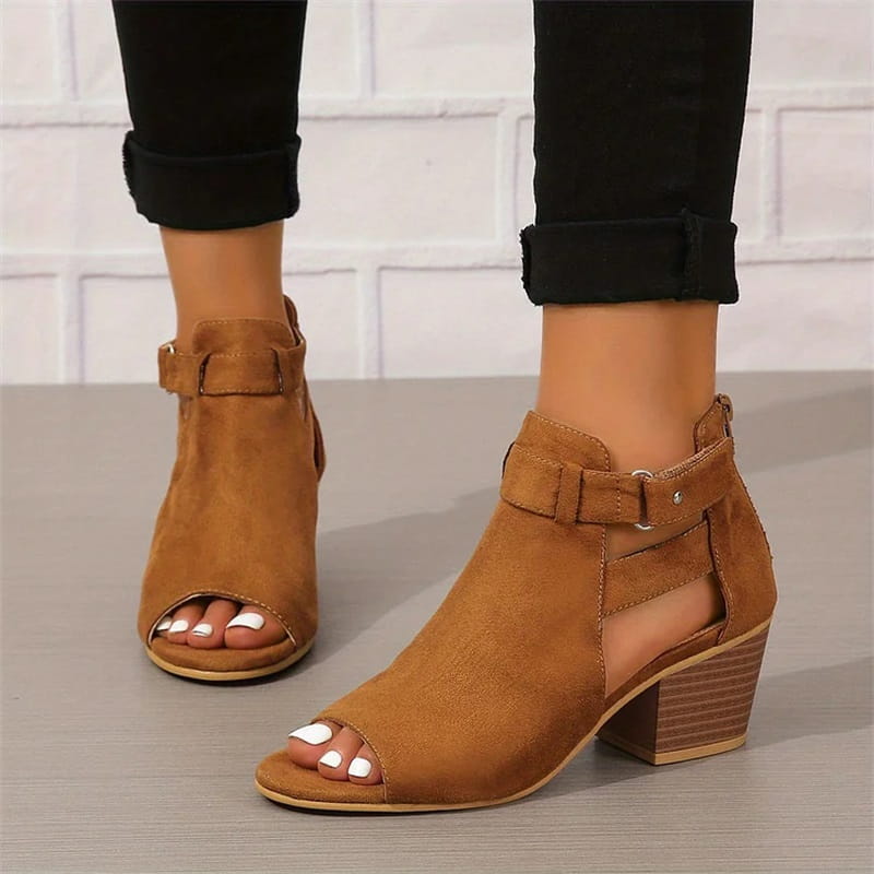 Elegante bruine dames peep toe enkellaarsjes met open neus en stevige blokhak.