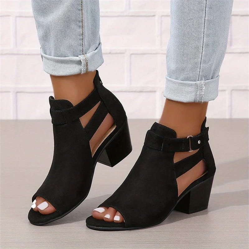 Trendy zwarte dames peep toe enkellaarsjes met uitsparingen en comfortabele hak.