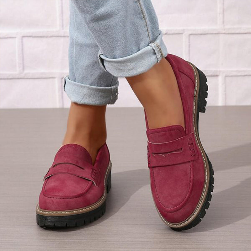 Comfortabele slip-on dames loafers met dikke zool, ideaal voor zowel casual als werkschoenen. Stijlvol.