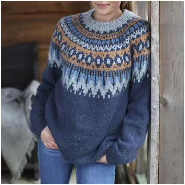 Dames ronde hals trui met Noors yoke patroon, van achteren gezien. Winterse casual mode.