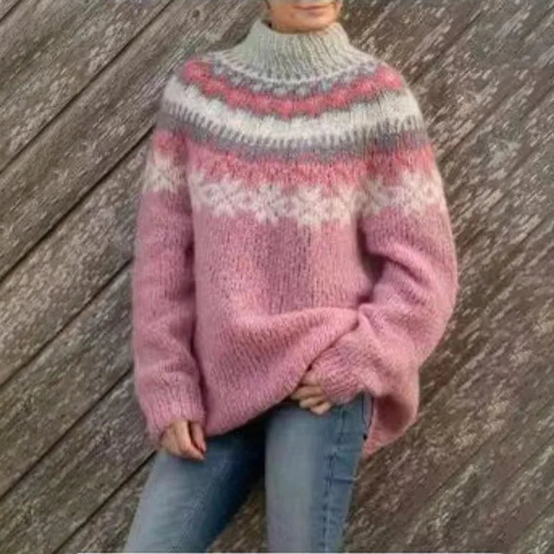 Vrouw geniet in comfortabele dames pullover met Noors yoke, ideaal voor winterse casual momenten.