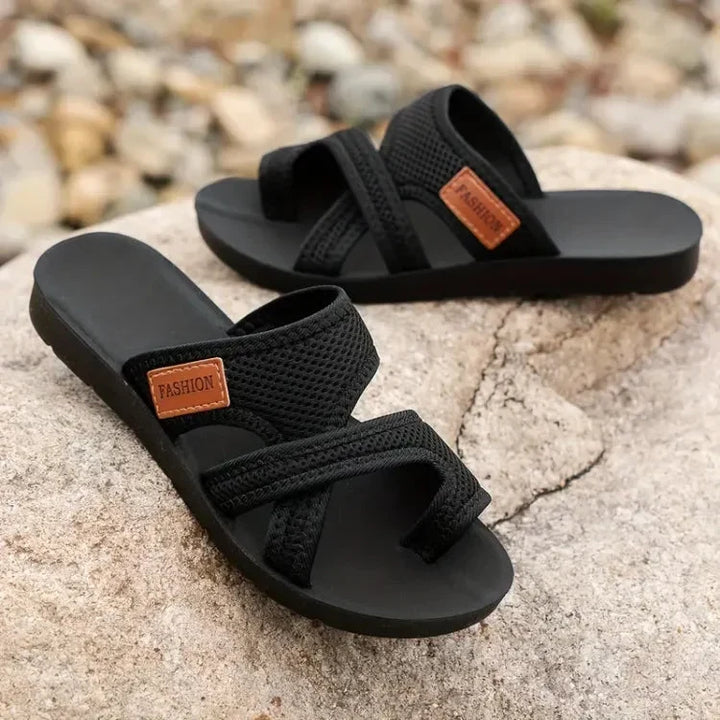Veelzijdige comfort sandalen voor dames met gekruiste bandjes, platte zool. Geschikt als zomerschoenen & strandsandalen.