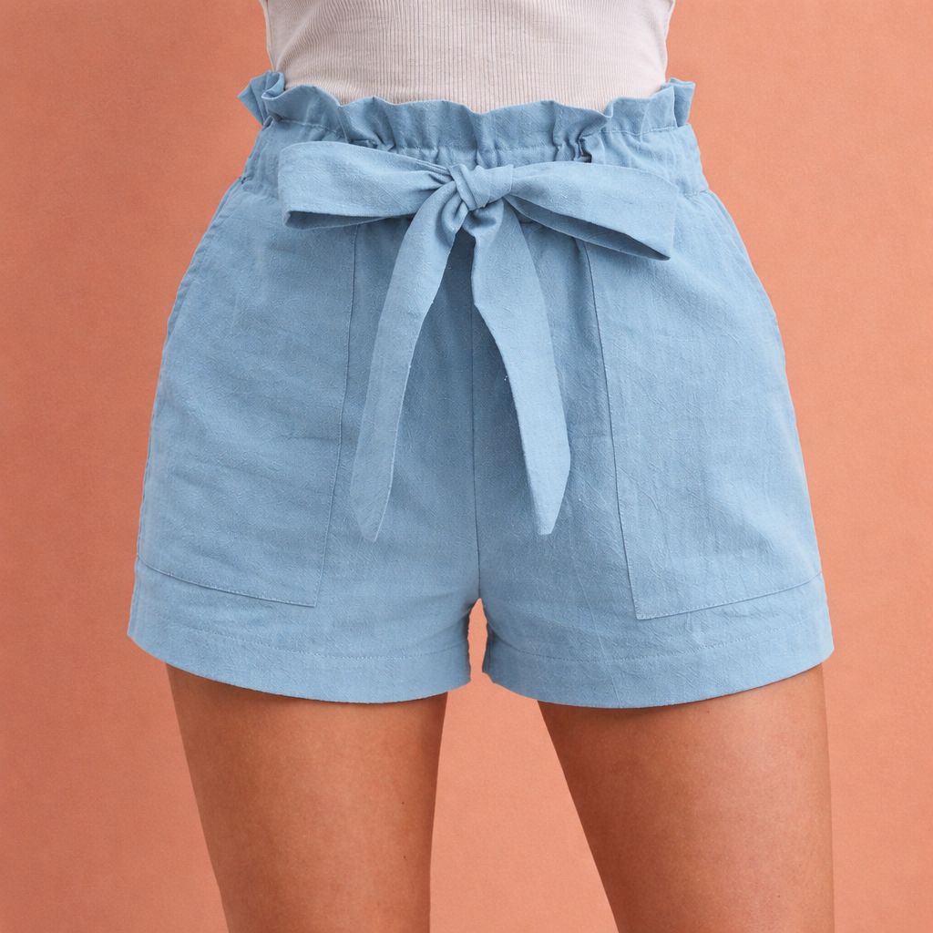 Close-up van de strikceintuur op modieuze dames shorts met hoge taille, ideaal voor zomerkleding.