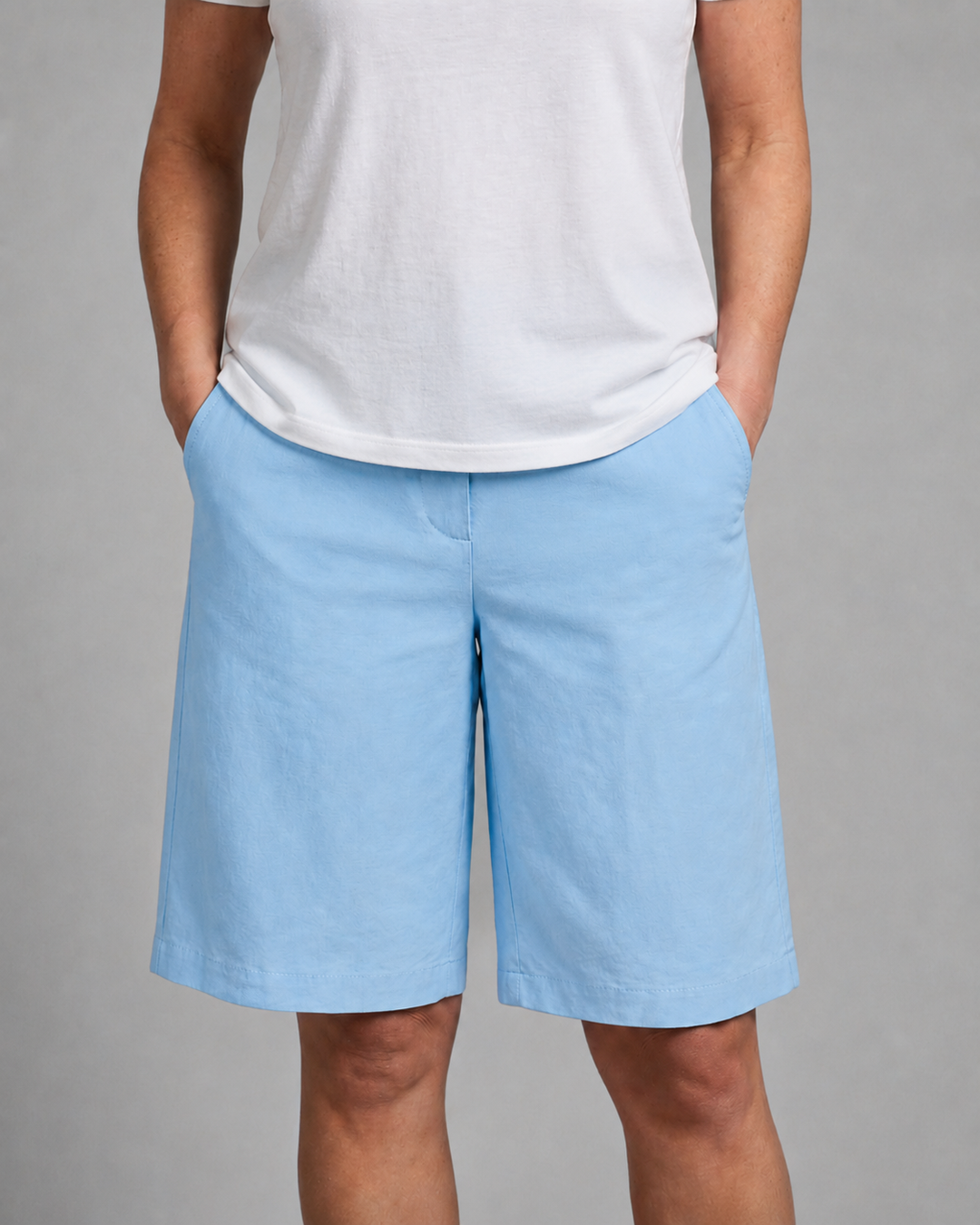 Dames shorts met hoge taille, rechte pijpen tot kniehoogte en praktische zijzakken. Ideaal voor comfortabele zomer casual look.
