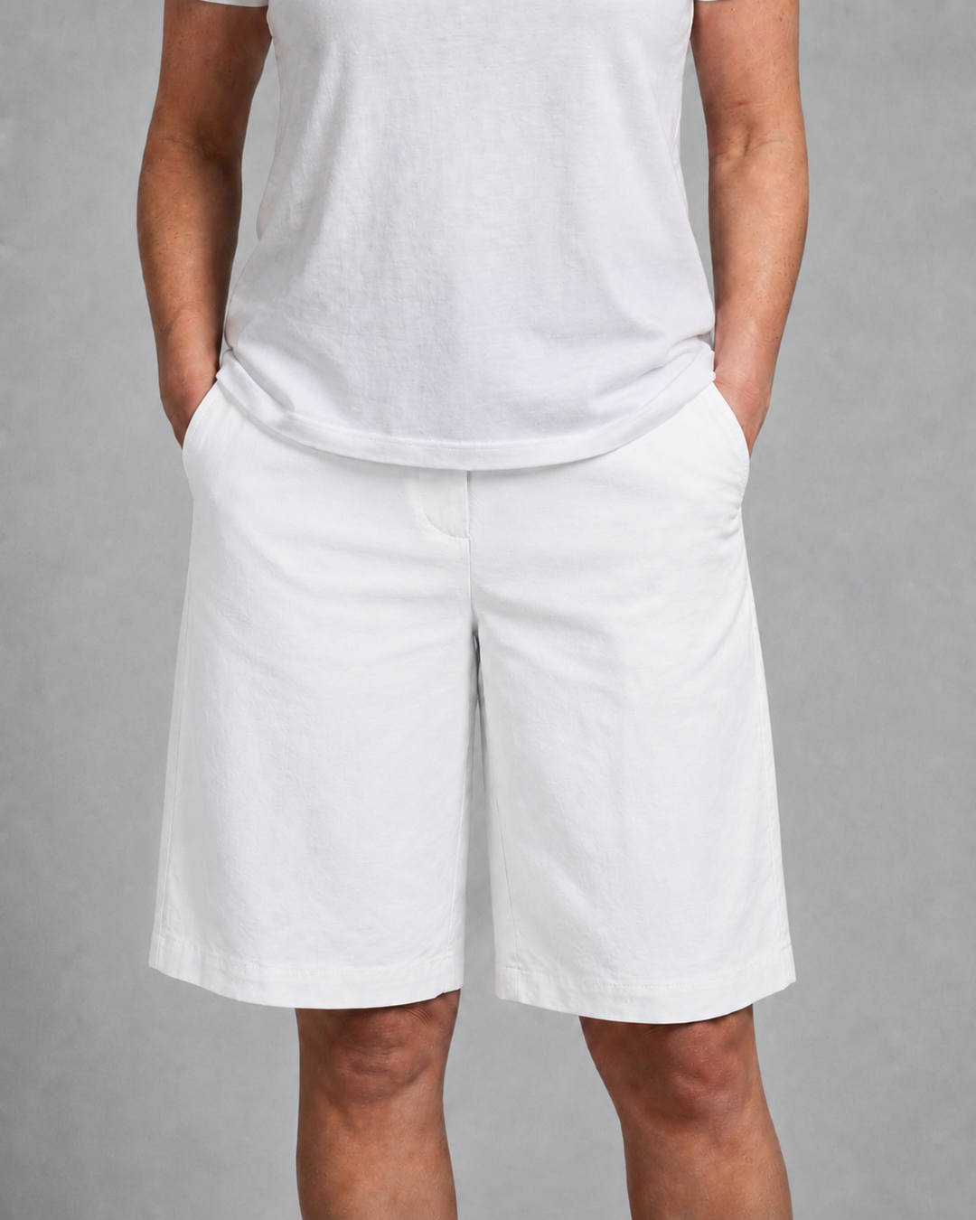 Stijlvolle dames shorts met hoge taille en rechte kniepijpen. Voorzien van handige zijzakken en een casual, comfortabele look.